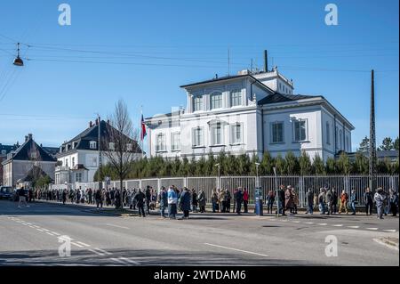 Kopenhagen, Dänemark, 17. März 2024. Mittags Gegen Putin. Die Leute stehen vor der russischen Botschaft, um bei den Präsidentschaftswahlen abzustimmen. Credit: Stig Alenäs/Alamy Live News Stockfoto