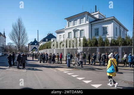 Kopenhagen, Dänemark, 17. März 2024. Mittags Gegen Putin. Die Leute stehen vor der russischen Botschaft, um bei den Präsidentschaftswahlen abzustimmen. Credit: Stig Alenäs/Alamy Live News Stockfoto