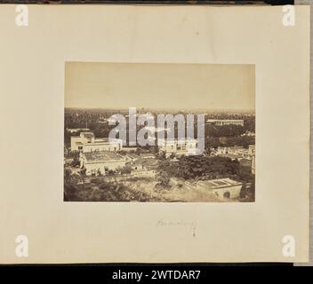 Pondicherry. Unbekannt, Fotograf etwa 1870er Jahre Blick auf einen Teil der Stadt Pondicherry oder Puducherry, der eine Reihe von zweistöckigen Gebäuden mit Flachdächern zeigt. Im unteren Bereich des Bildes ist ein flaches Dach zu sehen, das mit Sträuchern und anderer Vegetation bewachsen ist. Die Kathedrale unserer Lieben Frau von der Unbefleckten Empfängnis, auch bekannt als „Cathédrale de Notre-Dame de l’Immaculée Conception“ oder „Samba Kovil“, ist in der Ferne mit ihrer Kuppel und barocken Fassade zu sehen. (Recto, Mount) unten in der Mitte, mit Bleistift: 'Pondicherry'; (Verso, Mount) unten links, in Bleistift: "A48.86"; Stockfoto