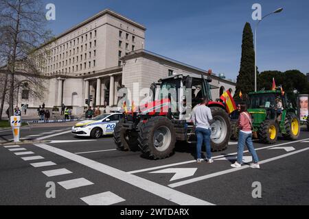 Mehrere Traktoren während eines Protestes von Bauern und Viehzüchtern gegen Verbesserungen im ländlichen Sektor im Zentrum von Madrid am 17. März 2024. Stockfoto