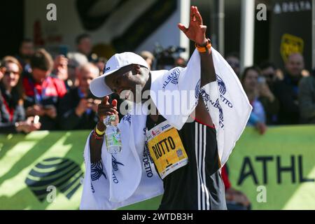 Rom, Italien. März 2024. Der kenianische Goldmedaillengewinner Asbel Rutto feiert den Sieg nach Run Rome the Marathon in Rom, Italien, 17. März 2024. Quelle: Li Jing/Xinhua/Alamy Live News Stockfoto