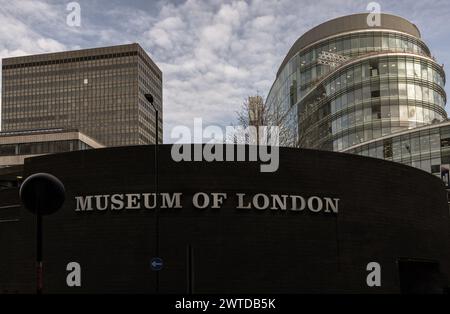 London, Großbritannien - 27. Februar 2024 - die Außenwand des Museums of London dokumentiert die Geschichte von der Urzeit bis zur Neuzeit. Das Museum befindet sich auf Stockfoto