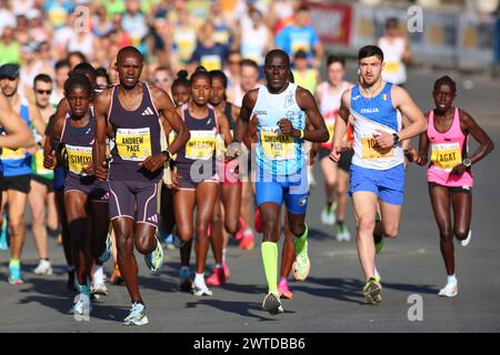 Rom, Italien. März 2024. Die Teilnehmer laufen am Run Rome the Marathon in Rom, Italien, 17. März 2024. Quelle: Li Jing/Xinhua/Alamy Live News Stockfoto