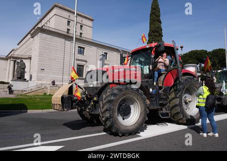 Madrid, Spanien. März 2024. Mehrere Traktoren während eines Protestes von Bauern und Viehzüchtern gegen Verbesserungen im ländlichen Sektor im Zentrum von Madrid am 17. März 2024. (Foto: Oscar Gonzalez/SIPA USA) Credit: SIPA USA/Alamy Live News Stockfoto