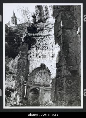 Latium Roma Genazzano Nymphaeum6. Hutzel, Max 1960-1990 Außenansicht der Säulen und Arkaden eines Tempels, der in der Renaissance auf den Ruinen eines antiken römischen Nymphaeums erbaut wurde. Objektnotizen: Hutzel Fotokampagne Datum: 3. Mai 1983 Allgemeine Hinweise: Der durch Überschwemmungen und Erdbeben im 17. Jahrhundert beschädigte Ort ist praktisch in Ruinen. Der in Deutschland geborene Fotograf und Gelehrte Max Hutzel (1911–1988) fotografierte in Italien von den frühen 1960er Jahren bis zu seinem Tod. Das Ergebnis dieses Projekts, von Hutzel als Foto Arte Minore bezeichnet, ist eine gründliche Dokumentation der kunsthistorischen Entwicklung in Italien bis zum 1 Stockfoto