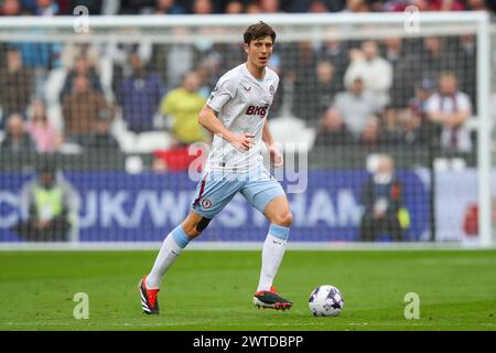 Pau Torres von Aston Villa in Aktion während des Premier League-Spiels West Ham United gegen Aston Villa im London Stadium, London, Vereinigtes Königreich, 17. März 2024 (Foto: Gareth Evans/News Images) in, am 17. März 2024. (Foto: Gareth Evans/News Images/SIPA USA) Credit: SIPA USA/Alamy Live News Stockfoto