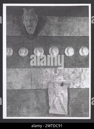 Lazio Viterbo Gallese Palazzo Ducale8. Hutzel, Max 1960-1990 Nachmittelalterliche Architektur, im 16. Jahrhundert in wohnpalazzo umgewandelt; Architekturskulptur; Skulptur der in Deutschland geborene Fotograf und Gelehrte Max Hutzel (1911–1988) fotografierte in Italien von Anfang der 1960er Jahre bis zu seinem Tod. Das Ergebnis dieses Projektes, von Hutzel als Foto Arte Minore bezeichnet, ist eine gründliche Dokumentation der kunsthistorischen Entwicklung in Italien bis zum 18. Jahrhundert, einschließlich der Objekte der Etrusker und Römer, sowie frühmittelalterliche, romanische, gotische, Renaissance- und Barockdenkmäler Stockfoto