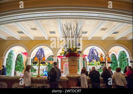 Touristen checken in der Lobby des Bellagio Las Vegas ein. Stockfoto