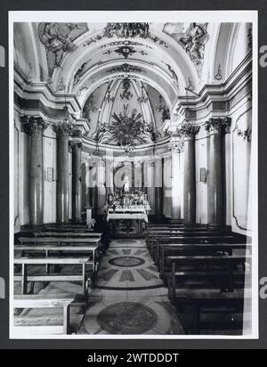 Abruzzen Teramo Teramo S. Berardo, Cathedral2. Hutzel, Max 1960-1990 Außenansicht hauptsächlich der Fassade: Türen und Portalskulptur von Deodatus; auch Blick auf den Glockenturm, die Kreuzung und die Kuppel. Innenansicht des restaurierten Kirchenschiffs (12. Jahrhundert): Kapitelle, Reliefskulpturen und Weihwasserbecken. Chor (14. Jahrhundert): Das Dach, ein österlicher Kerzenleuchter und eine Kanzel; auch zahlreiche Ansichten eines silbernen Altars (1433–1438) mit Szenen aus dem Leben Christi und seiner Passion. Sakristei: (16. Jahrhundert) ein kunstvoll geschnitzter Altaraufsatz, Gemälde und Holzmöbel. Barockkapelle von S. Berardo (17. jh. Stockfoto