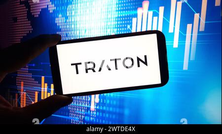Konskie, Polen – 16. März 2024: Das Firmenlogo von Traton wird auf dem Mobiltelefon angezeigt Stockfoto