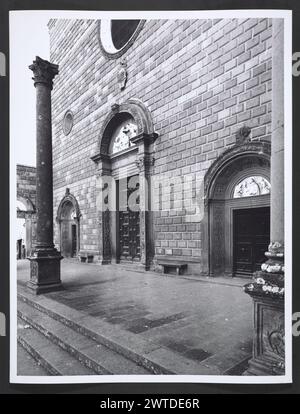 Lazio Viterbo Viterbo Heiligtum von S. Maria della Quercia3. Hutzel, Max 1960-1990 umfangreiche Abdeckung der Fassade des Renaissance-Heiligtums mit Schwerpunkt auf den Kirchenportalen. Mehrere Ausblicke auf den Glockenturm. Innenansicht von Kirchenschiff und Altar, Gänge, Decke und Kuppel, Tabernakel mit wunderbaren Fliesen, Gemälde, Sakristei, Chor, Weihwasserbecken. Blick auf den Hauptkloster und die Zisterne. Allgemeine Hinweise: Zwei Sätze von Ausdrucken, die zu einer einzigen numerischen Sequenz verschmolzen sind. Der in Deutschland geborene Fotograf und Gelehrte Max Hutzel (1911–1988) fotografierte in Italien von den frühen 1960er Jahren bis zu seinem Tod. Das Ergebnis Stockfoto