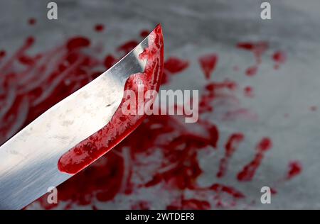 Blut auf der Klinge eines Messers. Chaotische, blutige Szene. Forensisches Konzept. Stockfoto