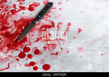 Blut auf der Klinge eines Messers. Chaotische, blutige Szene. Forensisches Konzept. Stockfoto