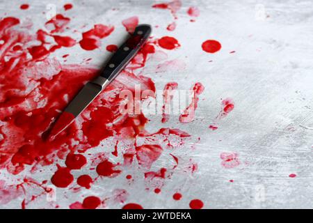 Blut auf der Klinge eines Messers. Chaotische, blutige Szene. Forensisches Konzept. Stockfoto