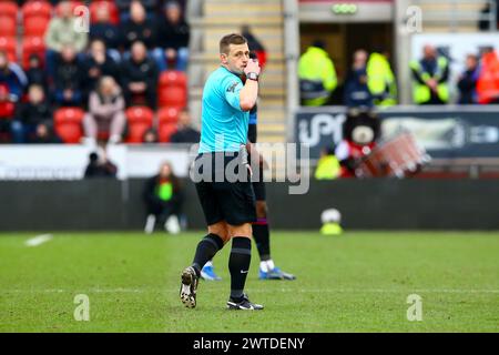 AESSEAL New York Stadium, Rotherham, England - 16. März 2024 Schiedsrichter Josh Smith - während des Spiels Rotherham United gegen Huddersfield Town, Sky Bet Championship, 2023/24, AESSEAL New York Stadium, Rotherham, England - 16. März 2024 Credit: Arthur Haigh/WhiteRosePhotos/Alamy Live News Stockfoto