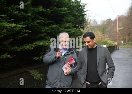 North Queensferry Scotland, Vereinigtes Königreich 17. März 2024. Anas Sarwar, der Vorsitzende der schottischen Labour Party in North Queensferry, wo er sich mit Aktivisten auf einem Wahlkampfstopp in Fife im Rahmen des großen Wahlkampfwochenendes der schottischen Labour-Partei trifft Stockfoto