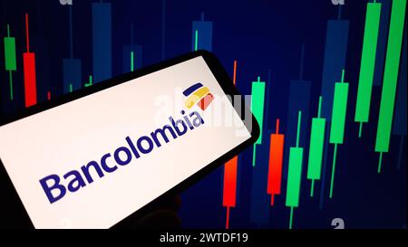 Konskie, Polen - 16. März 2024: Das Firmenlogo der Bancolombia wird auf dem Mobiltelefon angezeigt Stockfoto