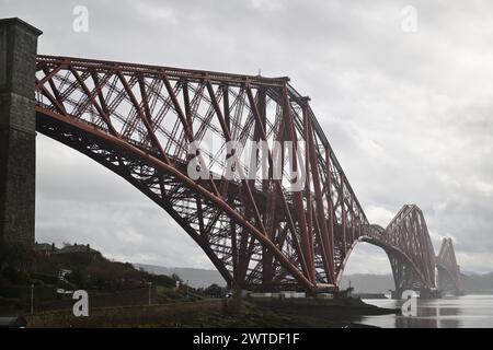 North Queensferry Scotland, Vereinigtes Königreich 17. März 2024. Allgemeine Ansicht der Forth Rail Bridge bei North Queensferry. Credit sst/alamy Live News Stockfoto