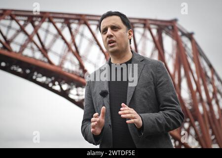 North Queensferry Scotland, Vereinigtes Königreich 17. März 2024. Anas Sarwar, der Vorsitzende der schottischen Labour Party in North Queensferry, wo er sich mit Aktivisten und Kandidaten auf einem Wahlkampfstopp in Fife im Rahmen des großen Wahlkampfwochenendes von Scottish Labour trifft Stockfoto