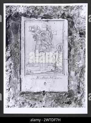 Lazio Viterbo Sutri Madonna del Parto. Hutzel, max. 1960-1990 Ausblicke auf Kirchenschiff (Ruinen) und Fresken. Eine Außenansicht (mittelalterliche Kernkollektion). Zwei Drucke mit Blick auf die in die Innenwand eingelassene Keramik. Viele negative, die nicht gedruckt wurden, bieten einen Blick auf Fresken und einige bieten Blick auf das Kirchenschiff. Der in Deutschland geborene Fotograf und Gelehrte Max Hutzel (1911–1988) fotografierte in Italien von den frühen 1960er Jahren bis zu seinem Tod. Das Ergebnis dieses Projektes, von Hutzel als Foto Arte Minore bezeichnet, ist eine gründliche Dokumentation der kunsthistorischen Entwicklung in Italien bis zum 18. Jahrhundert, einschließlich der Objekte der Etrus Stockfoto