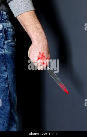 Der Mann hält ein verdammtes Messer. Mörderkonzept Stockfoto