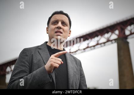 North Queensferry Scotland, Vereinigtes Königreich 17. März 2024. Anas Sarwar, der Vorsitzende der schottischen Labour Party in North Queensferry, wo er sich mit Aktivisten und Kandidaten auf einem Wahlkampfstopp in Fife im Rahmen des großen Wahlkampfwochenendes von Scottish Labour trifft Stockfoto