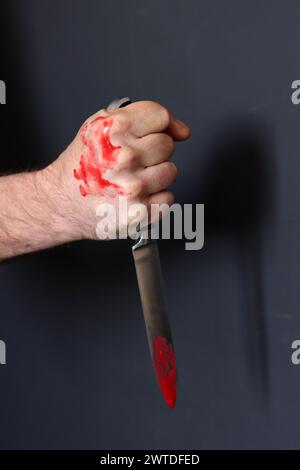 Der Mann hält ein verdammtes Messer. Mörderkonzept Stockfoto