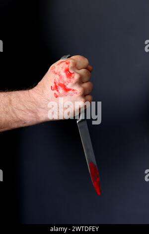 Der Mann hält ein verdammtes Messer. Mörderkonzept Stockfoto