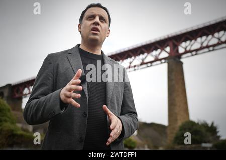 North Queensferry Scotland, Vereinigtes Königreich 17. März 2024. Anas Sarwar, der Vorsitzende der schottischen Labour Party in North Queensferry, wo er sich mit Aktivisten und Kandidaten auf einem Wahlkampfstopp in Fife im Rahmen des großen Wahlkampfwochenendes von Scottish Labour trifft Stockfoto