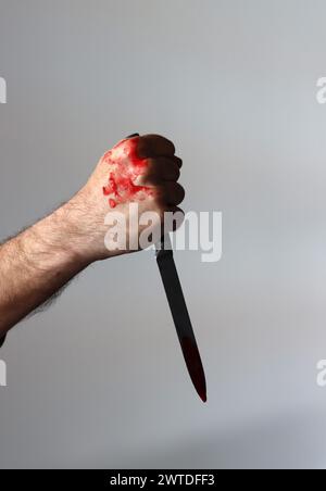 Der Mann hält ein verdammtes Messer. Mörderkonzept Stockfoto