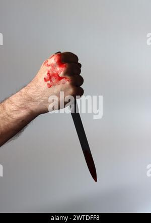 Der Mann hält ein verdammtes Messer. Mörderkonzept Stockfoto