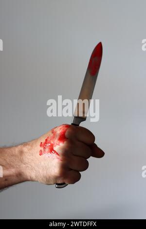 Der Mann hält ein verdammtes Messer. Mörderkonzept Stockfoto
