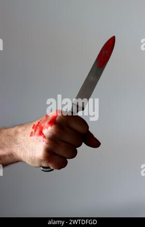 Der Mann hält ein verdammtes Messer. Mörderkonzept Stockfoto
