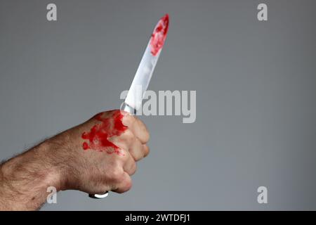 Der Mann hält ein verdammtes Messer. Mörderkonzept Stockfoto