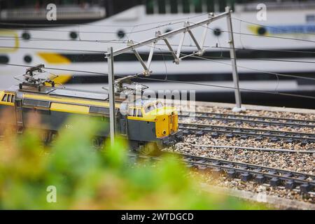 Spielzeugzug in einer Miniaturstadt im Madurodam Park, Niederlande Stockfoto