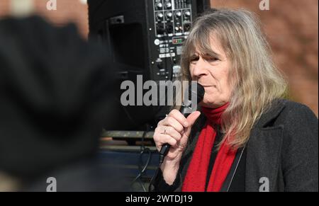 Vechta, Deutschland. März 2024. Ariane Müller spricht bei der "Solidarität mit Daniela"-Kundgebung vor dem Gefängnis in Vechta. Sie hatte auch diese Kundgebung registriert. Das ehemalige RAF-Mitglied Daniela Klette befindet sich im Frauengefängnis in Vechta. Klette wurde Ende Februar in Berlin verhaftet. Quelle: Carmen Jaspersen/dpa/Alamy Live News Stockfoto