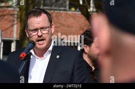 Vechta, Deutschland. März 2024. Philip Wilming, CDU-Vorsitzender in Vechta, spricht auf einer von der CDU Vechta organisierten Kundgebung. Die CDU forderte dies wegen der parallel stattfindenden "Solidarität mit Daniela"-Kundgebung vor dem Vechta-Gefängnis. Das ehemalige RAF-Mitglied Daniela Klette wird im Frauengefängnis in Vechta inhaftiert. Klette wurde Ende Februar in Berlin verhaftet. Quelle: Carmen Jaspersen/dpa/Alamy Live News Stockfoto