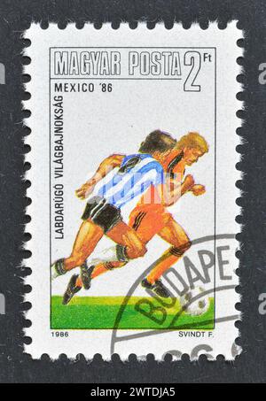 Gestempelte Briefmarke, gedruckt von Ungarn, die die FIFA-Weltmeisterschaft 1986 - Mexiko, um 1986 fördert. Stockfoto