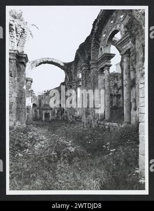 Latium Roma Genazzano Nymphaeum7. Hutzel, Max 1960-1990 Außenansicht der Säulen und Arkaden eines Tempels, der in der Renaissance auf den Ruinen eines antiken römischen Nymphaeums erbaut wurde. Objektnotizen: Hutzel Fotokampagne Datum: 3. Mai 1983 Allgemeine Hinweise: Der durch Überschwemmungen und Erdbeben im 17. Jahrhundert beschädigte Ort ist praktisch in Ruinen. Der in Deutschland geborene Fotograf und Gelehrte Max Hutzel (1911–1988) fotografierte in Italien von den frühen 1960er Jahren bis zu seinem Tod. Das Ergebnis dieses Projekts, von Hutzel als Foto Arte Minore bezeichnet, ist eine gründliche Dokumentation der kunsthistorischen Entwicklung in Italien bis zum 1 Stockfoto