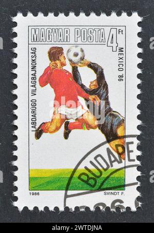 Gestempelte Briefmarke, gedruckt von Ungarn, die die FIFA-Weltmeisterschaft 1986 - Mexiko, um 1986 fördert. Stockfoto