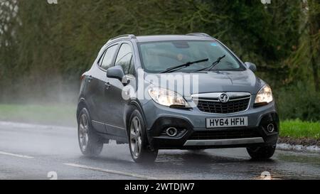 Milton Keynes, UK-Mar 17th 2024: 2014 graues Vauxhall Mokka Auto fährt im Regen Stockfoto