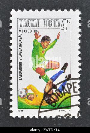 Gestempelte Briefmarke, gedruckt von Ungarn, die die FIFA-Weltmeisterschaft 1986 - Mexiko, um 1986 fördert. Stockfoto