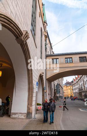 München - 25. Dezember 2021: Typische Architektur und Straßenblick in München, der Hauptstadt des Bayerischen Landes. Stockfoto