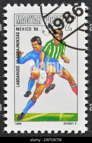 Gestempelte Briefmarke, gedruckt von Ungarn, die die FIFA-Weltmeisterschaft 1986 - Mexiko, um 1986 fördert. Stockfoto