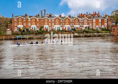 Ruderer haben Ruderunterricht auf dem Fluss Dee, der an der Deva Terrace in Cheshire in Chester England vorbeifließt Stockfoto