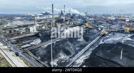 IJMUIDEN - Drohnenfoto des Stahlwerks Tata Steel Niederlande. Verschiedene Organisationen haben sich vor Gericht gestellt, um gegen eine Genehmigung gemäß dem Nature Management Act zu protestieren, die Tata Steel für den Bau einer künstlichen Düne aus Stahlschlacke erhalten hat. ANP JEROEN JUMELET niederlande Out - belgien Out Credit: ANP/Alamy Live News Stockfoto