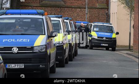 Vechta, Deutschland. März 2024. Zahlreiche Polizeifahrzeuge parken vor der Kundgebung "Solidarität mit Daniela" vor dem Gefängnis in Vechta. Das ehemalige RAF-Mitglied Daniela Klette befindet sich im Frauengefängnis in Vechta. Klette wurde Ende Februar in Berlin verhaftet. Quelle: Carmen Jaspersen/dpa/Alamy Live News Stockfoto