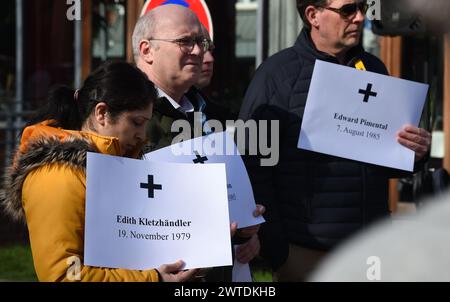 Vechta, Deutschland. März 2024. Die Teilnehmer halten auf einer von der CDU Vechta organisierten Kundgebung Plakate mit Namen von Personen hoch, die von der RAF ermordet wurden. Die CDU forderte dies wegen der parallel stattfindenden "Solidarität mit Daniela"-Kundgebung vor dem Vechta-Gefängnis. Das ehemalige RAF-Mitglied Daniela Klette wird im Frauengefängnis in Vechta inhaftiert. Klette wurde Ende Februar in Berlin verhaftet. Quelle: Carmen Jaspersen/dpa/Alamy Live News Stockfoto