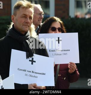 Vechta, Deutschland. März 2024. Die Teilnehmer halten auf einer von der CDU Vechta organisierten Kundgebung Plakate mit Namen von Personen hoch, die von der RAF ermordet wurden. Die CDU forderte dies wegen der parallel stattfindenden "Solidarität mit Daniela"-Kundgebung vor dem Vechta-Gefängnis. Das ehemalige RAF-Mitglied Daniela Klette wird im Frauengefängnis in Vechta inhaftiert. Klette wurde Ende Februar in Berlin verhaftet. Quelle: Carmen Jaspersen/dpa/Alamy Live News Stockfoto