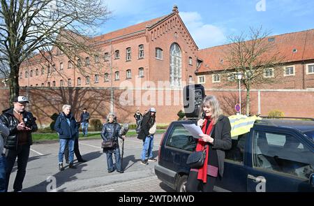 Vechta, Deutschland. März 2024. Ariane Müller spricht bei der "Solidarität mit Daniela"-Kundgebung vor dem Gefängnis in Vechta. Das ehemalige RAF-Mitglied Daniela Klette befindet sich im Frauengefängnis in Vechta. Klette wurde Ende Februar in Berlin verhaftet. Quelle: Carmen Jaspersen/dpa/Alamy Live News Stockfoto